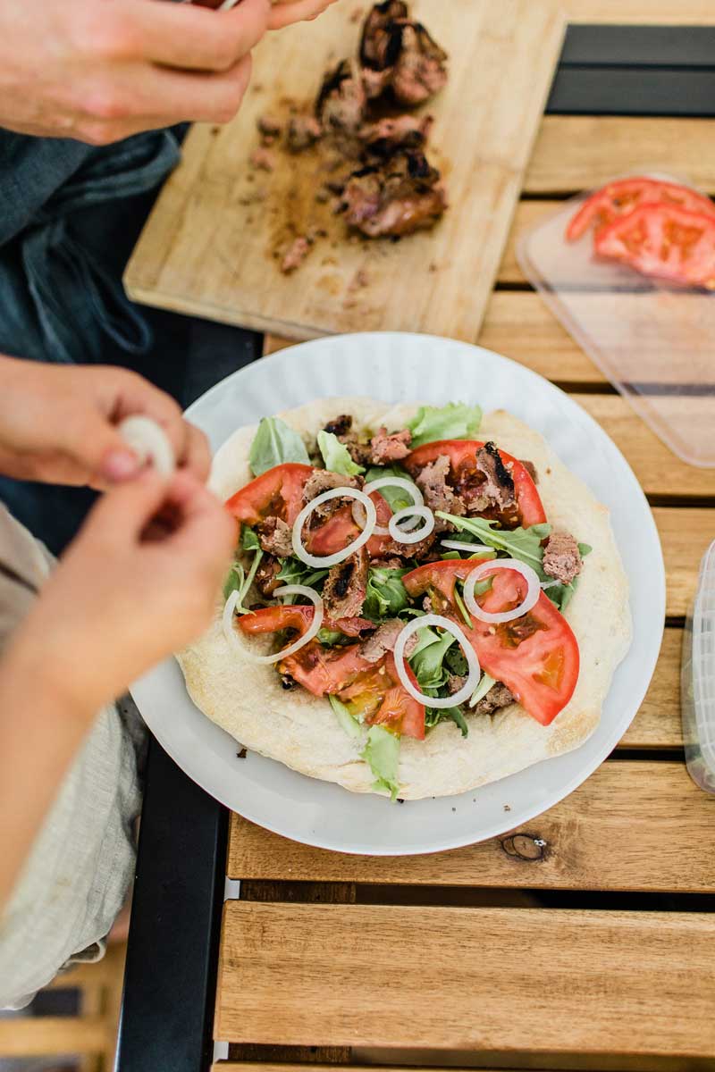 pizza placky s kuracou pecienkou a slivkovou omackou